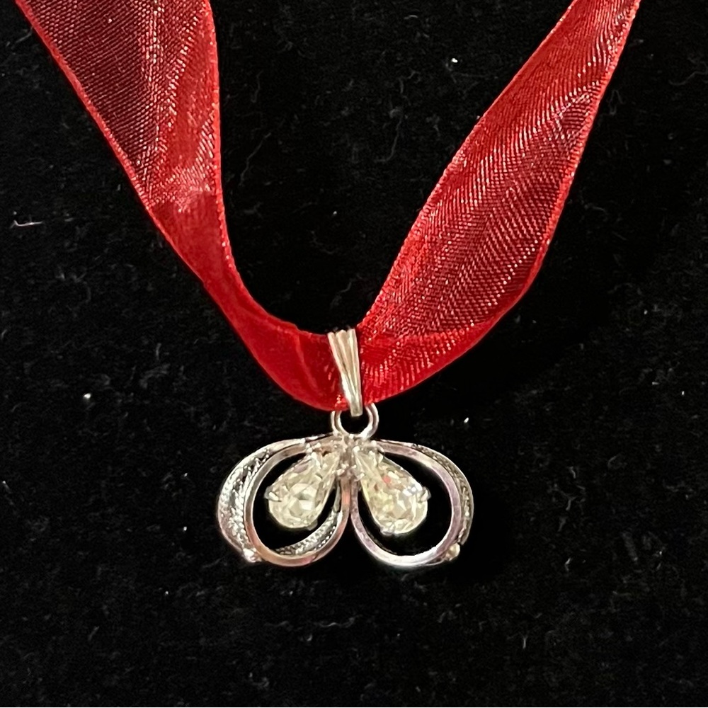 Sorrento Quill design Sterling Silver with oval Rhinestones Pendant